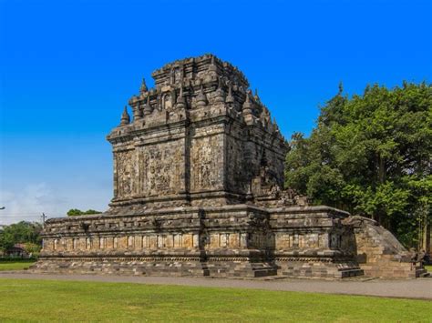 Le Temple Mendut ! Un joyau architectural bouddhiste dans le cœur de Java centrale.