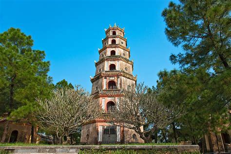  La Pagode de la Lumière Céleste: Un Monument Impressionnant Dominant le Paysage