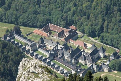  Le Monastère Sewu: Un Vestige Historique Mystérieux à Solo!