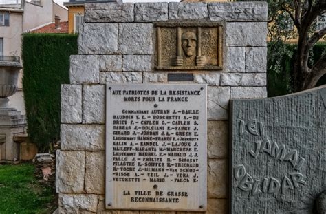 Le Monument aux Martyrs de la Résistance à Hegang: Un hommage poignant et une vue imprenable!