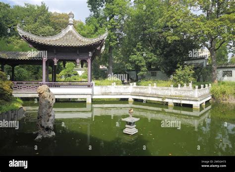   Le Temple de la Paix Céleste: Un Oasis Zen au Coeur Vibrant de Nanyang !