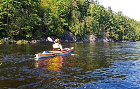  Le Temple de la Rivière Rouge: Un joyau historique au bord des eaux scintillantes!