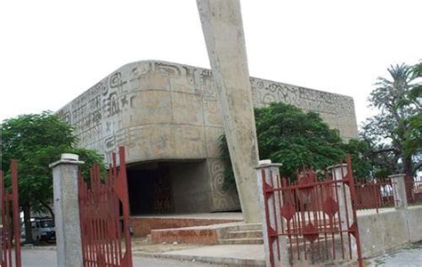  Le Mausolée de Sheikh Abubakar Gumi:  Un joyau architecturale et un lieu de pèlerinage spirituelle à Bauchi!